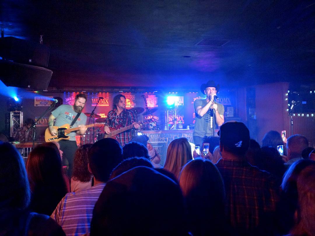 Craig Campbell rocking Rootstown, Ohio at the Dusty Armadillo #outskirtsofheaven #kickincountry