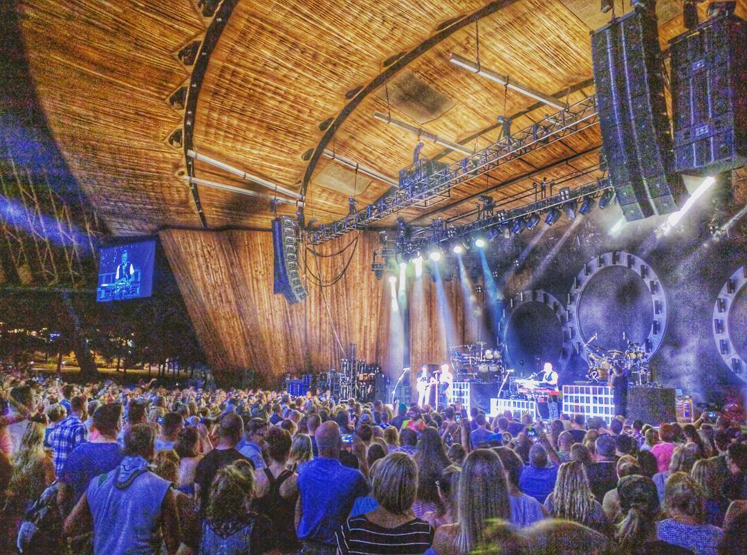 Rascal Flatts Rhythm & Roots Tour in Cleveland, Ohio!
#CLE
#rascalflatts 
#countrymusic 
#blossommusiccenter 
#kickincountryradio