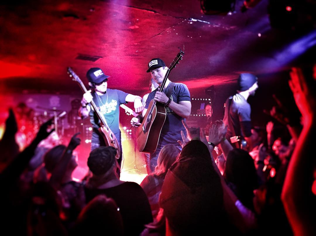 Granger Smith playing a sold out show at The Dusty Armadillo in Rootstown, Ohio!
#grangersmith #yeeyee #dustyarmadillo #countrymusic #kickincountry